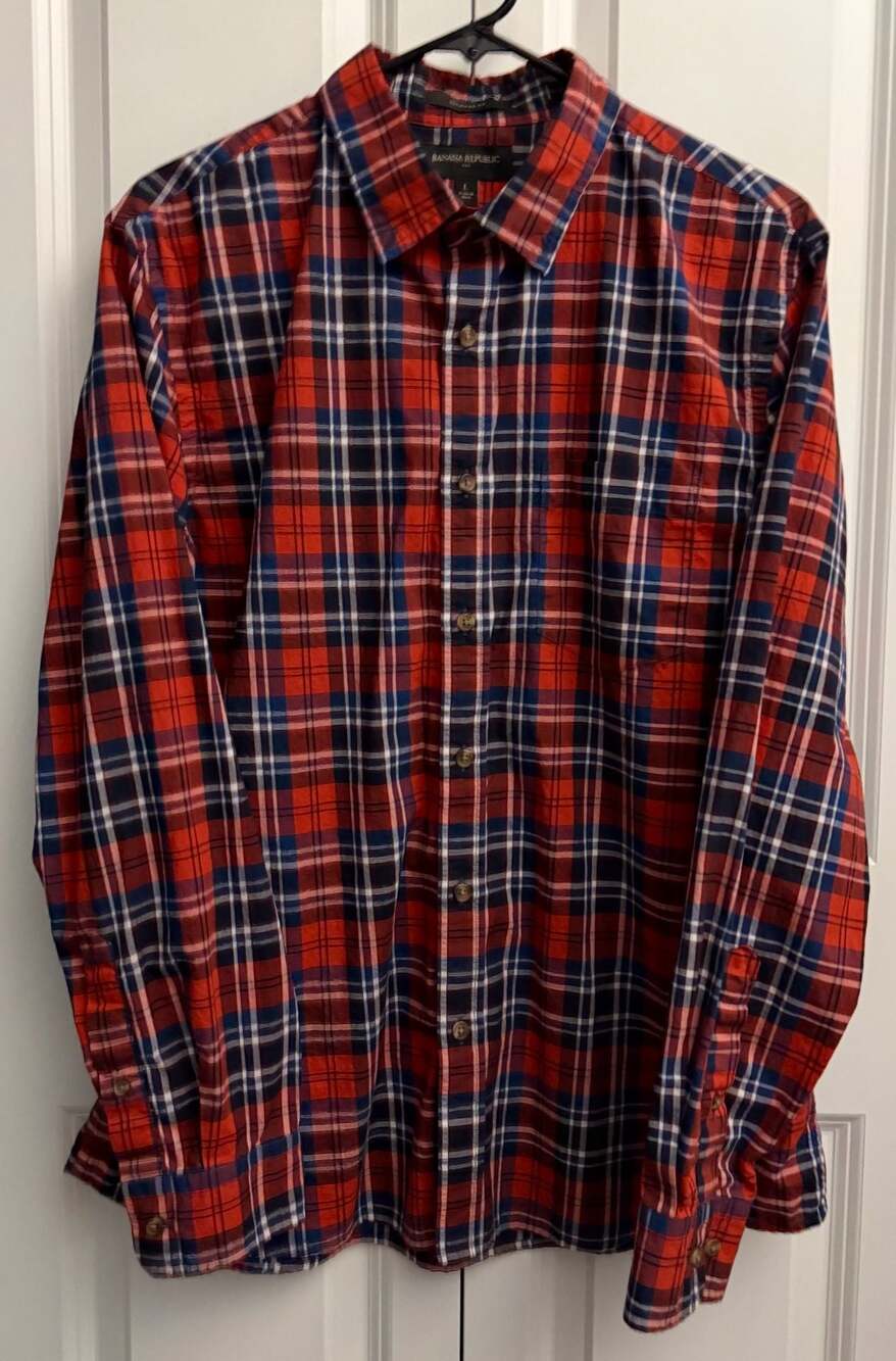 Banana Republic Untucked Fit Men's Red and Blue Plaid Long Sleeve Button-Down